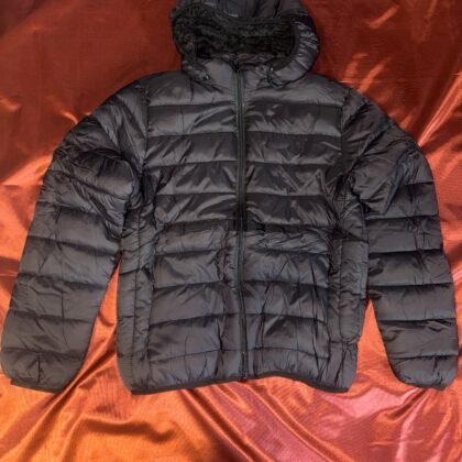 Chamarra negra de mujer con peluche interno