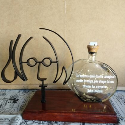 John Lennon de acero artesanal con botella iluminada